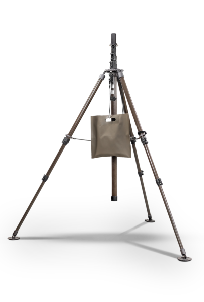 Studio photo of a tactical tripod mast made of glass fibre composite by Mastsystem. A weight bag hangs in the center of the mast structure for stabilization